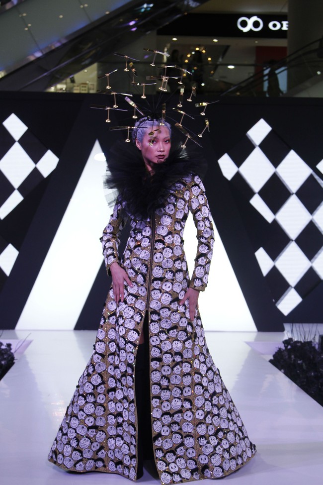 Diungkap Ivan, gaun itu akan ia jual Rp 250 juta. Tak hanya selama pameran Modo 2019 berlangsung, namun seterusnya hingga laku terjual. Hasil penjualannya pun bukan dinikmati Ivan, melainkan ingin ia sumbangkan untuk anak-anak yang membutuhkan di Indonesia. Foto: Dok. Moh. Abduh/Wolipop