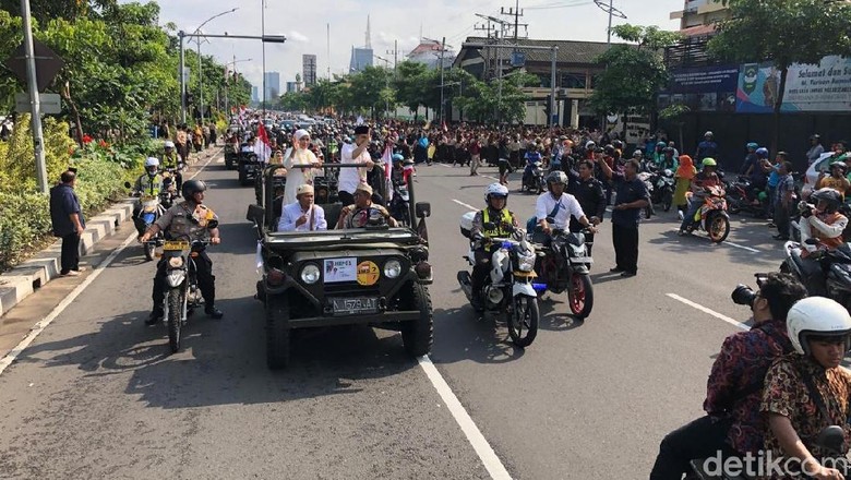 Diarak Menuju Tugu Pahlawan, Khofifah-Emil Disambut Selawat Warga Diarak Menuju Tugu Pahlawan, Khofifah-Emil Disambut Selawat Warga