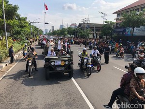 Diarak Menuju Tugu Pahlawan, Khofifah-Emil Disambut Selawat Warga