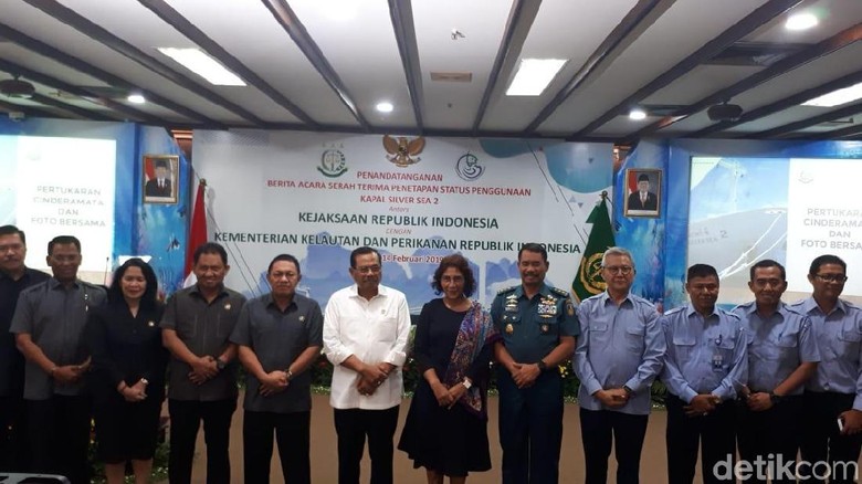 Bercanda Takut Ditenggelamkan, Jaksa Agung Serahkan Kapal SS2 ke Susi Bercanda Takut Ditenggelamkan, Jaksa Agung Serahkan Kapal SS2 ke Susi