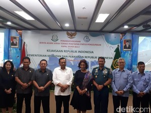 Bercanda Takut Ditenggelamkan, Jaksa Agung Serahkan Kapal SS2 ke Susi