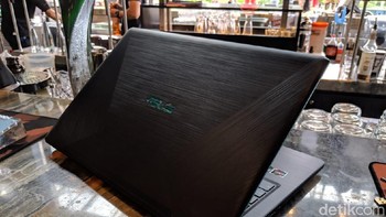 Bagian belakangnya mengusung finishing reaper black dan aksen lightning blue di bagian tepi. (Foto: detikINET/Adi Fida Rahman)