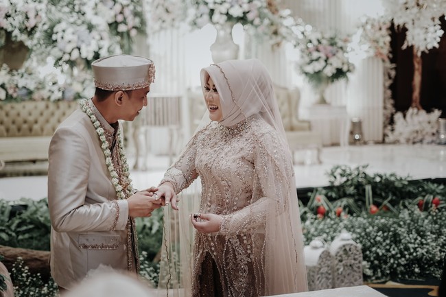 Penulis novel Gerbang Dialog Danur, Risa Saraswati mengakhiri masa lajangnya para rabu (13/02/2019). Pernikahannya menjadi sorotan, karena selama ini ia dikenal berteman dengan teman dari dunia lain. Foto: Mezzo Photo / Instagram @mezzophotoupdate