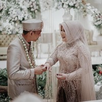 Penulis novel Gerbang Dialog Danur, Risa Saraswati mengakhiri masa lajangnya para rabu (13/02/2019). Pernikahannya menjadi sorotan, karena selama ini ia dikenal berteman dengan teman dari dunia lain. Foto: Mezzo Photo / Instagram @mezzophotoupdate