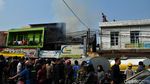 Petugas Damkar Padamkan Api yang Lahap Dua Ruko di Cipadung