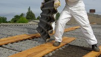 Serat asbestos atau bahan untuk atap bangunan yang masuk ke paru-paru menyebabkan asbestosis, kanker paru-paru dan mesothelioma. (foto: iStock)