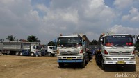 Truk pengangkut beton juga telah dipersiapkan di sekitar tempat pembangunan di ruas tol tersebut.