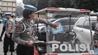Mobil dinas pun ikut ditertibkan petugas.