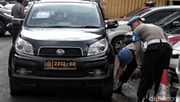 Sejumlah petugas kepolisian Propam memberikan peringatan kepada mobil yang parkir sembarangan di halaman Polda Metro Jaya, Jakarta, Kamis (14/2/2019).