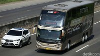 Sementara untuk armada yang digunakan adalah bus double-decker Scania dengan kode K41OIB.