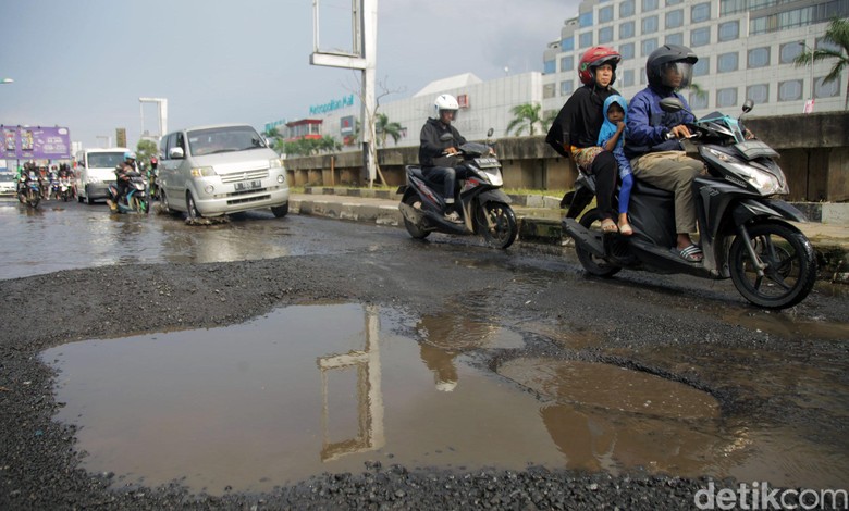 Jalan rusak di Kalimalang, Bekasi. Foto: Rifkianto Nugroho Jalan rusak di Kalimalang, Bekasi. Foto: Rifkianto Nugroho