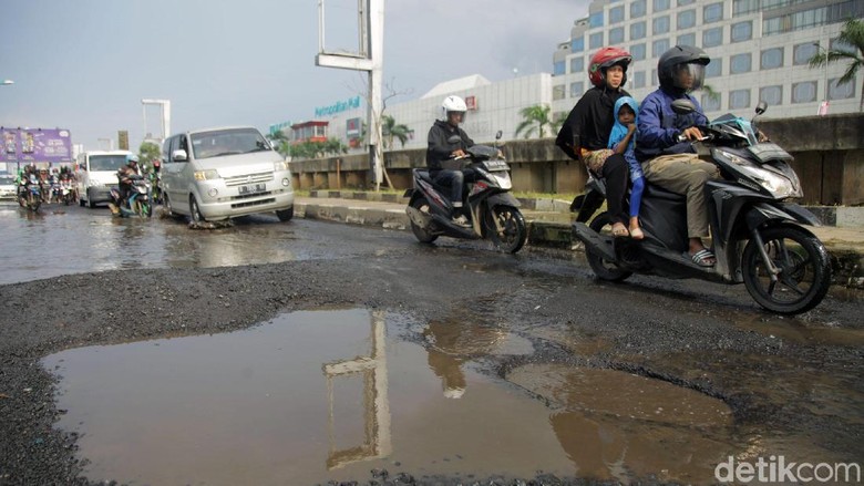 Hati-hati! Jalur Mudik Kalimalang Bekasi Rusak dan Berlubang Hati-hati! Jalur Mudik Kalimalang Bekasi Rusak dan Berlubang