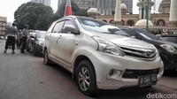 Menurut petugas setiap harinya mereka memantau mobil yang parkir secara sembarangan di halaman Polda Metro Jaya.