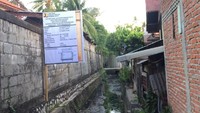 Sementara itu, Kepala Dinas Perkim Kota Banda Aceh Jalaluddin mengatakan, indikator kota kumuh di Banda Aceh di antara jalan, bangunan tidak teratur, limbah sampah, air bersih dan saluran seperti gorong-gorong. Desa-desa yang masuk ke dalam kriteria kumuh akan terus dipermak. Dok. Humas Pemkot Banda Aceh.