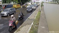 Meski tidak turun hujan, Jalan KH Noer Ali tetap tergenang.
