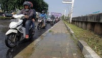 Air rembesan ini terus mengalir dari Kalimalang ke jalan.