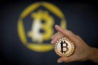 Serangan Trump Bikin Bitcoin Babak Belur, Trader Rugi Rp 40 J