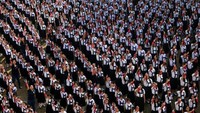 Mereka juga kompak melilitkan pita berwarna pink dan hitam sebagai tanda menolak kekerasan perempuan dan anak-anak. REUTERS/Eloisa Lopez.