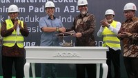Menteri Perekonomian Darmin Nasution (ketiga kiri), Dirjen ILMATE Kemenperin Harjanto (kanan), Gubernur Sumut Edy Rahmayadi (kedua kanan) dan Bupati Kabupaten Batubara Sumut Zahir (kiri) menyaksikan MoU antara Presiden Direktur PT Toyota Motor Manufacturing Indonesia (TMMIN) Warih Andang Tjahjono (ketiga kanan) dan Direktur Utama PT INALUM Budi Gunadi Sadikin (tengah) di PT INALUM Kwala Tanjung, Bautabara, Sumut, Kamis (14/2/2019). Pool/Inalum.