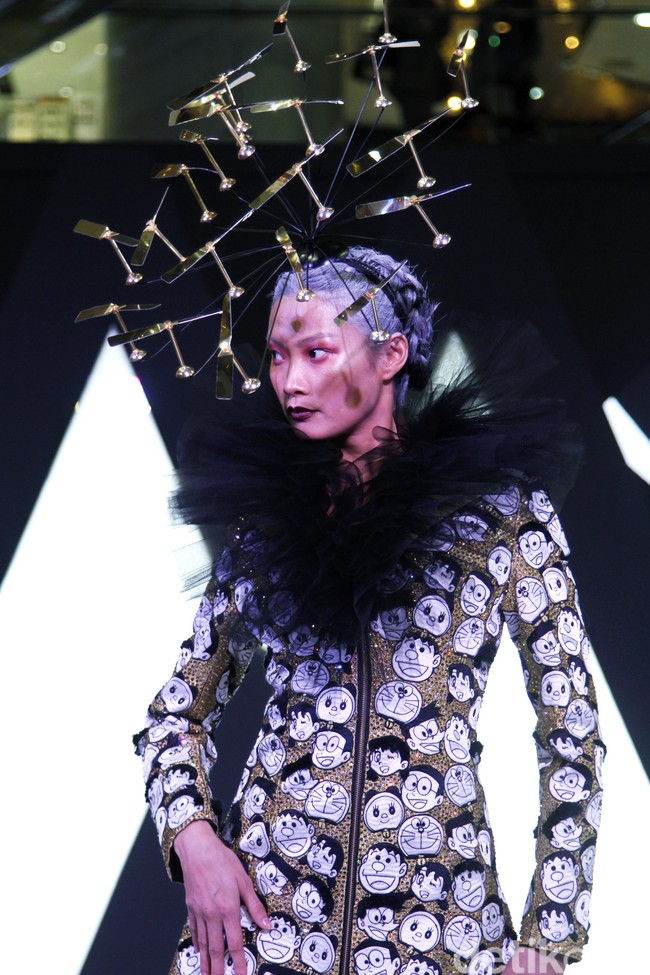 Ditampilkan pertamakalinya, gaun panjang Doraemon karya Ivan Gunawan hadir ditemani aksesori kepala berbentuk baling-baling bambu warna emas, karya Rinaldy A Yunardi. Foto: Mohammad Abduh/Wolipop