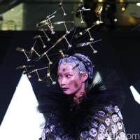 Ditampilkan pertamakalinya, gaun panjang Doraemon karya Ivan Gunawan hadir ditemani aksesori kepala berbentuk baling-baling bambu warna emas, karya Rinaldy A Yunardi. Foto: Mohammad Abduh/Wolipop