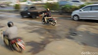 Jalan KH. Noer Ali Bekasi atau yang biasa dikenal Kali Malang terlihat makin rusak, Kamis (14/2/2019).
