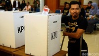 Warga memasukan surat suara usai mencoblos.