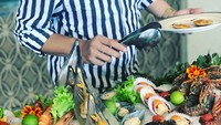 see sea food, tulisnya saat mengunggah foto memilih seafood segar tersaji. Kira-kira apa yang jadi diambil Dimas kala itu, ya? Foto: Instagram dimasta_