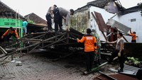 Personel TNI-Polri membantu warga memperbaiki rumah mereka yang rusak akibat diterjang angin puting beliung di Desa Randegan, Tanggulangin, Sidoarjo, Jawa Timur, pada Rabu (13/2/2019) petang.