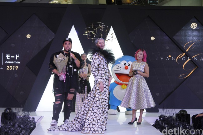 Total pembelian Kristal Swarovski saya beli sampai Rp 50 juta, ungkap Ivan Gunawan menjelaskan detail pada gaunnya. Foto: Mohammad Abduh/Wolipop