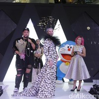 Total pembelian Kristal Swarovski saya beli sampai Rp 50 juta, ungkap Ivan Gunawan menjelaskan detail pada gaunnya. Foto: Mohammad Abduh/Wolipop