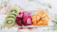 Nyam! Buah-buahan segar ini tampak menyegarkan dan pasti bikin sehat ya. Foto: Instagram@melodyprima