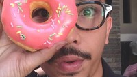 Donat bertopping krim merah muda dengan meisjes warna warni dijadikan properti foto oleh Dimas. Ada ada aja, ya. Foto: Instagram dimasta_