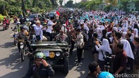 Di sisi kiri dan kanan jalan, nampak pelajar hingga masyarakat menyambut Gubernur perempuan pertama di Jatim ini. Beberapa ada yang membawa bendera merah putih hingga membawa spanduk berisikan ucapan selamat.