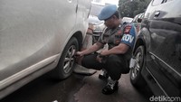 Tak hanya itu, ban mobil juga dikempeskan petugas.
