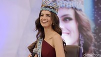 Miss World 2018 itu tampak cantik menawan dengan dress merah. Pool/Noel/detikFoto.