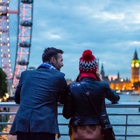 Aksen British dikenal sebagai aksen paling seksi, bahkan lebih dari aksen Prancis. Sopan santun para pria Inggris sering kali membuat orang kagum. Jika diberi kiasan, mereka bisa saja menabrak sebuah pohon saat berjalan, tapi justru merekalah yang minta maaf. Kesopanan dan sikap lembut tersebut yang membuat pria Inggris punya pesona tersendiri. Foto: iStock