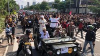 Selepas sujud syukur di Masjid Al-Akbar Surabaya, Gubernur-Wakil Gubernur Jatim Khofifah Indar Parawansa dan Emil Elestianto Dardak diarak menuju Tugu Pahlawan Surabaya menggunakan mobil jeep, Kamis (14/2/2019).