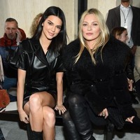 Duduk di front row, Kendall Jenner berpose bersama model legendaris Kate Moss menonton fashion show Longchamp. Foto: Getty Images