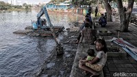 Aktivitas normalisasi tersebut menjadi tontonan warga sekitar.
