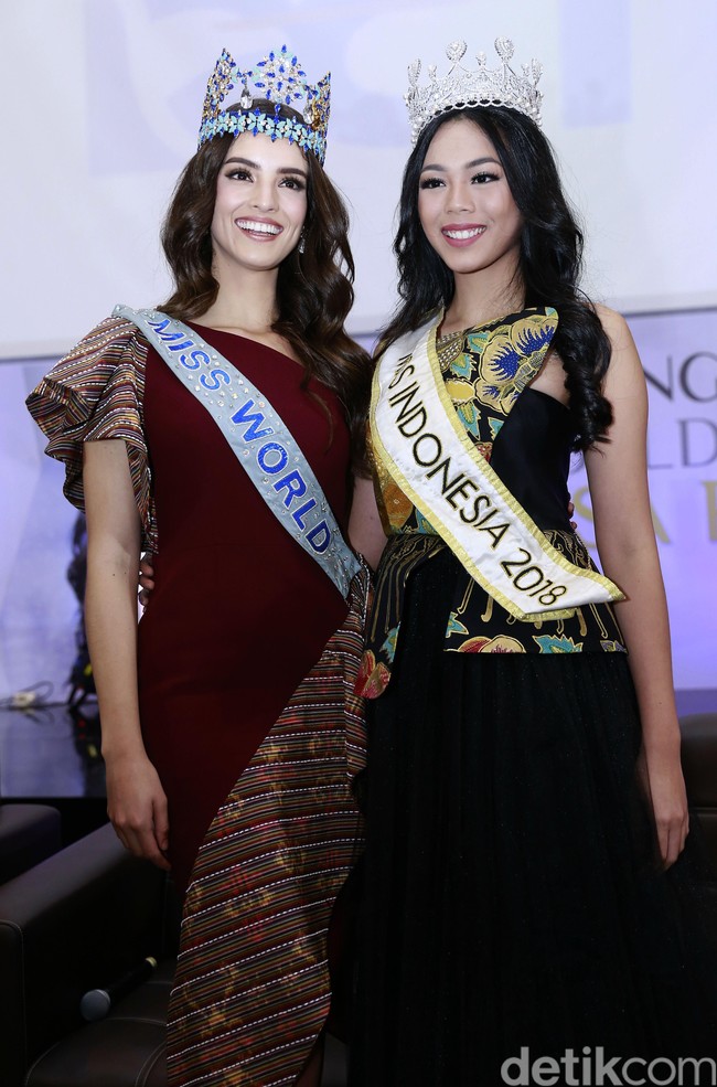 Vanessa juga menambahkan bahwa wanita Indonesia sangat baik. “Wanita Indonesia itu sangat peduli , dia peduli dan ramah, wajahnya selalu tersenyum, dan itu juga direpresentasikan oleh Alya,” ujar Vanessa sambil memuji Miss Indonesia 2018 yang merupakan sahabatnya saat karantina Miss World 2018. Foto: Palevi S/detikFoto