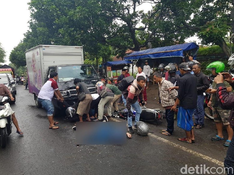 Bikers Tabrak Mobil Boks di Jalur Selatan Probolinggo, 2 Orang Tewas Bikers Tabrak Mobil Boks di Jalur Selatan Probolinggo, 2 Orang Tewas