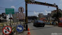 Demi mencapai target dan kelancaran lalu lintas disekitar lokasi proyek, pengaturan dan pengalihan jalan pun dilakukan. Seperti ini salah satunya.