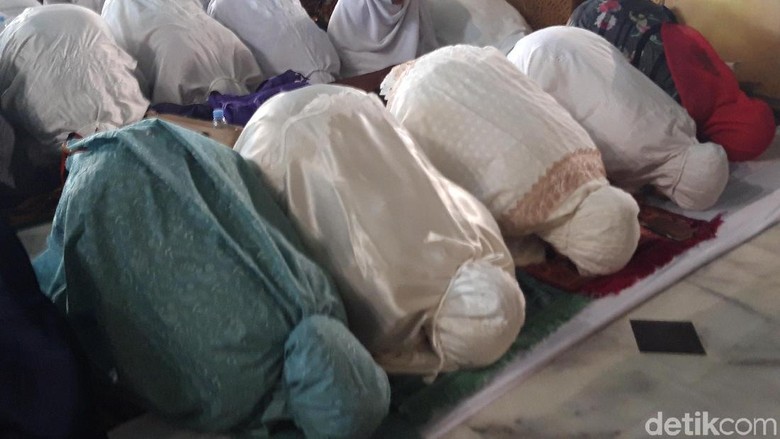Bersama Jemaah Khofifah-Emil Sujud Syukur di Masjid Al-Akbar Surabaya Bersama Jemaah Khofifah-Emil Sujud Syukur di Masjid Al-Akbar Surabaya