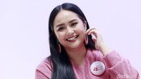 Ia tampak sangat happy dan kerap tertawa. Pool/Palevi S/detikFoto.