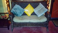 Supaya paket tidak dicolong orang tidak bertanggung jawab, sudah sepatutnya disamarkan dengan benda di sekeliling rumah. Istimewa/Boredpanda.