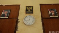 Bahkan salah satu kelas masih memajang Presiden SBY dan Budiono.