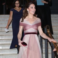 Sentuhan warna pink dan mauve pada gaun dihiasi dengan material velvet warna burgundy pada beltnya. Seolah tampil harmonis dengan clutch Prada di tangan Kate. Foto: Dok. Getty Images