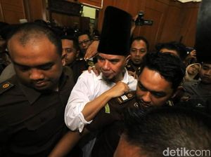 Elegi Ahmad Dhani, Antara Buku Renungan dan Asam Urat Kambuhan