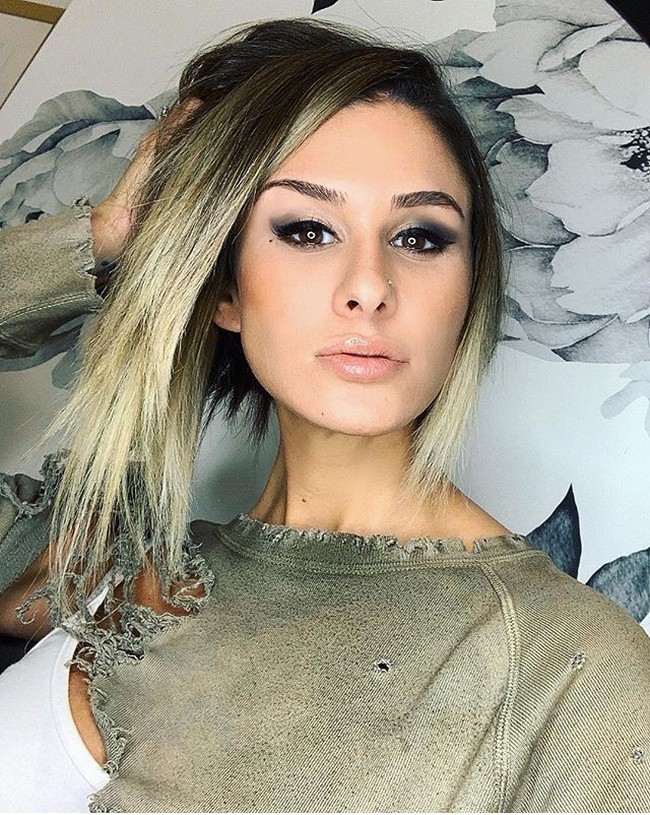 Banyak mendapatkan komentar negatif membuat wanita berusia 32 tahun ini kemudian mengubah keterangan fotonya bersama Lee itu menjadi Dia sebenarnya tidak tinggi, ini hanya wajahnya. Foto: Instagram